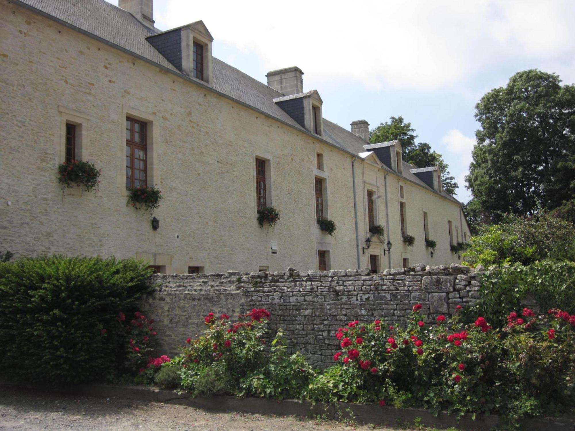 Hotel Le Manoir De Mathan Crepon A La Campagne 5 Mn D'Arromanches Et 10 Mn De Bayeux Exterior photo